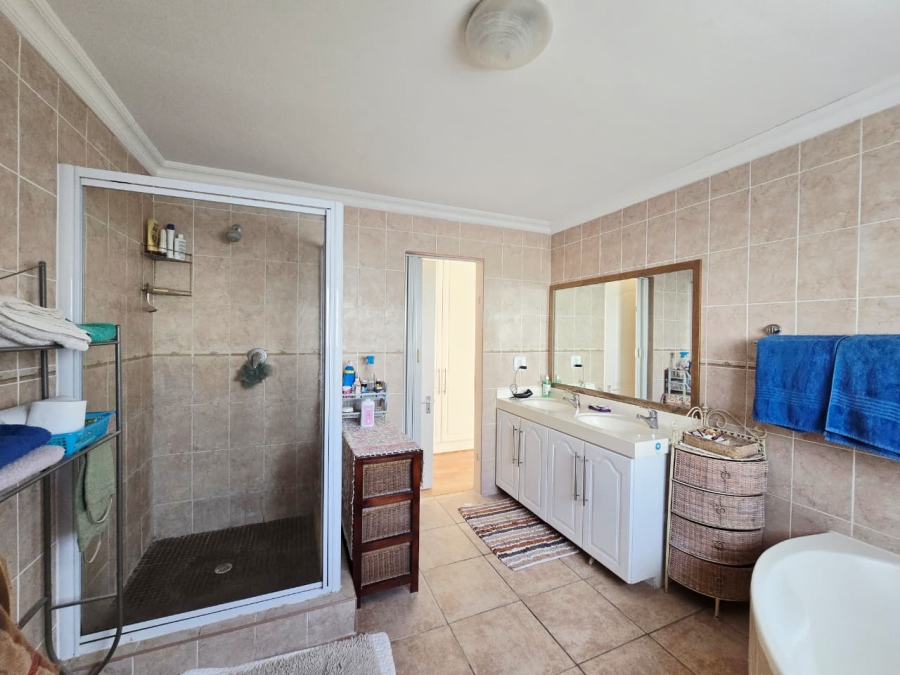 3 Bedroom Property for Sale in Kingswood Golf Estate Western Cape